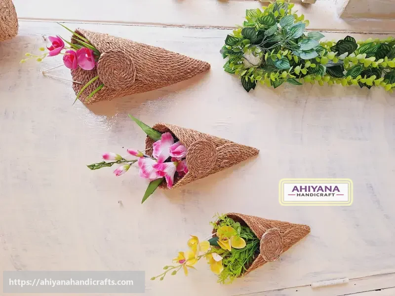 Ahiyana Handmade Natural Seagrass V-Shape Wall Hanging Flower Basket and Plant Holder